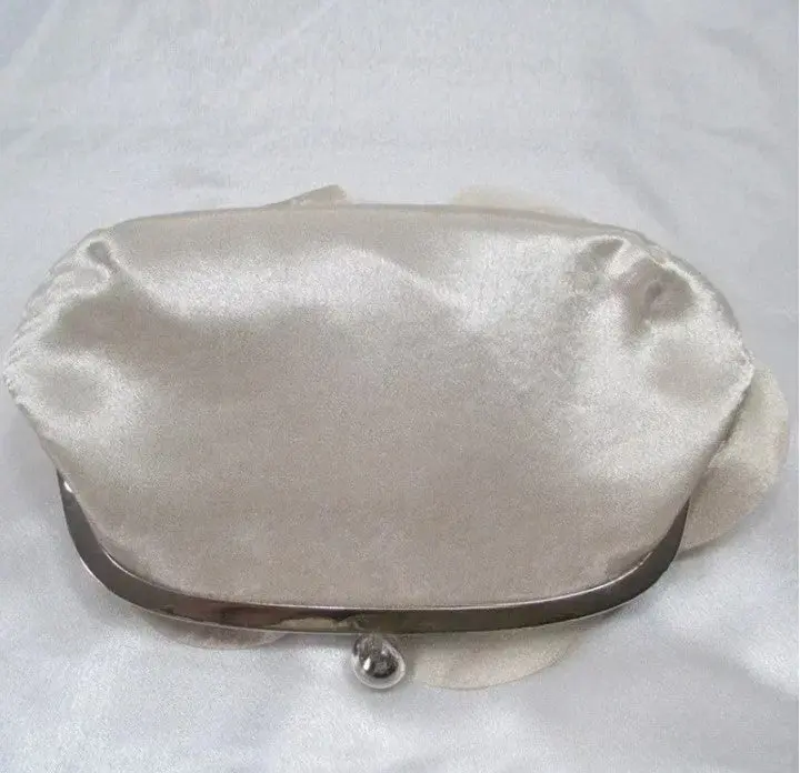 Pochette Fleur Satin Doré 3D – Image 8