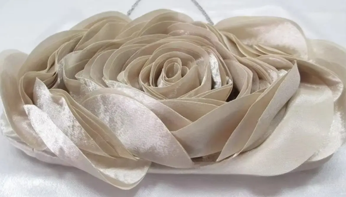 Pochette Fleur Satin Doré 3D – Image 7