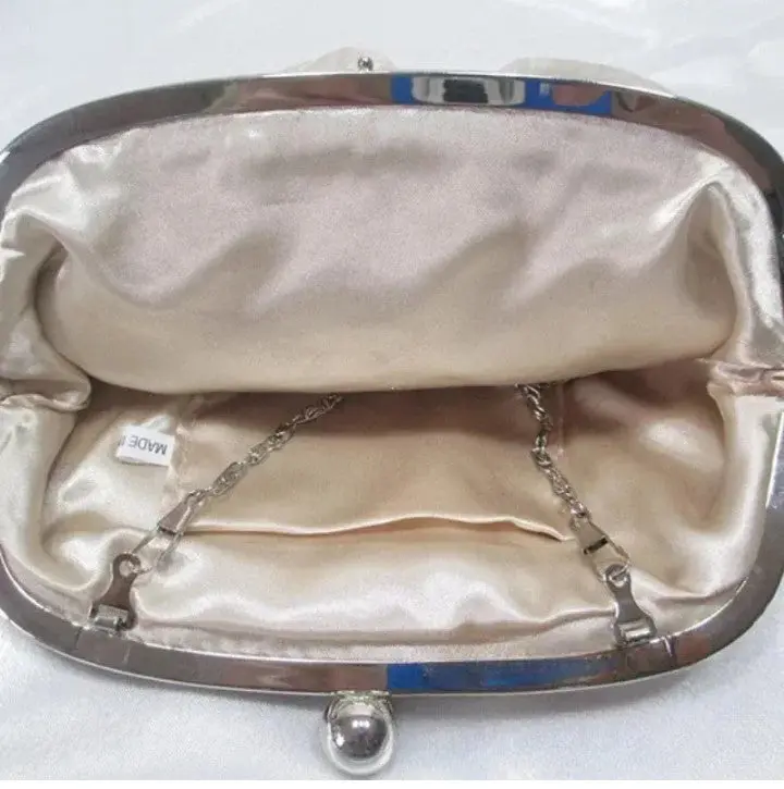 Pochette Fleur Satin Doré 3D – Image 3