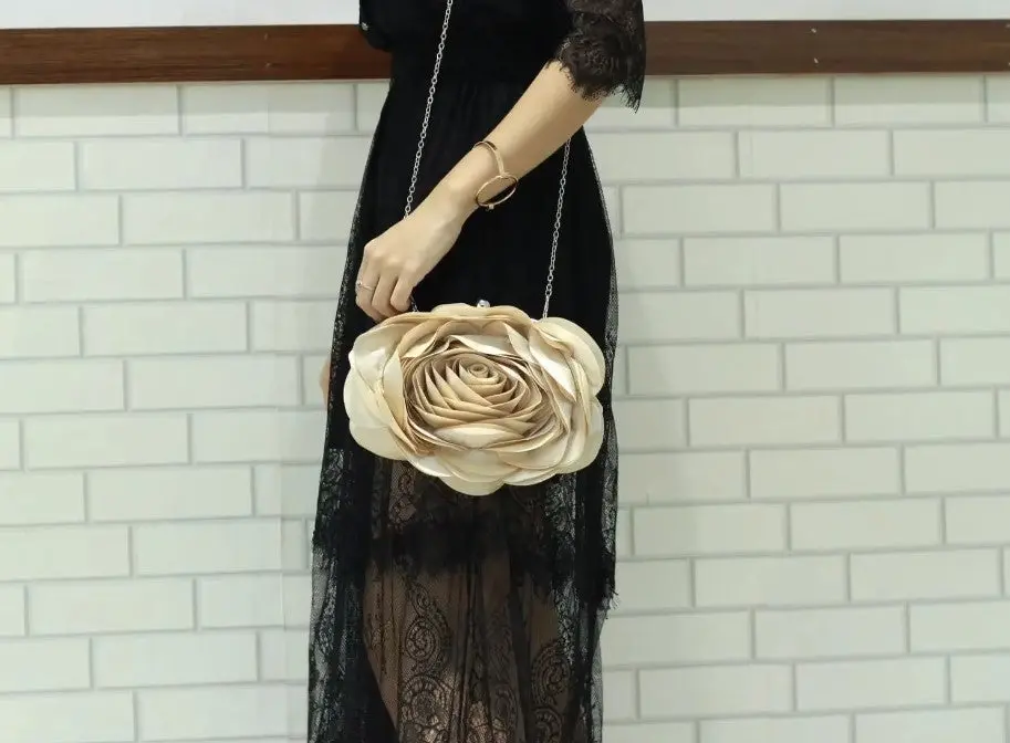 Pochette Fleur Satin Doré 3D