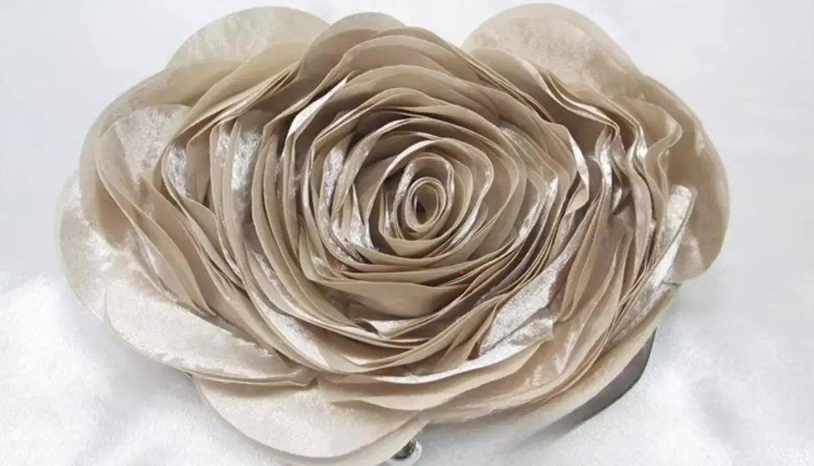 Pochette Fleur Satin Doré 3D – Image 2
