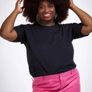 Tee-shirt noir, à petit logo strass