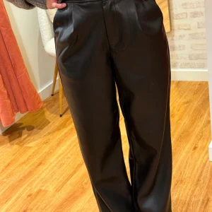 PANTALON DROIT EN SIMILI CUIR VICTOR